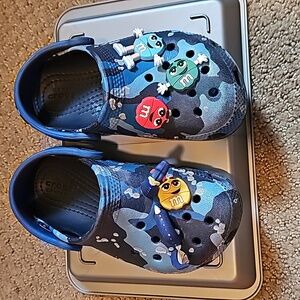 CROCS EUC LITTLE  BOY CAMO SIZE 9 WITH JIBITZ